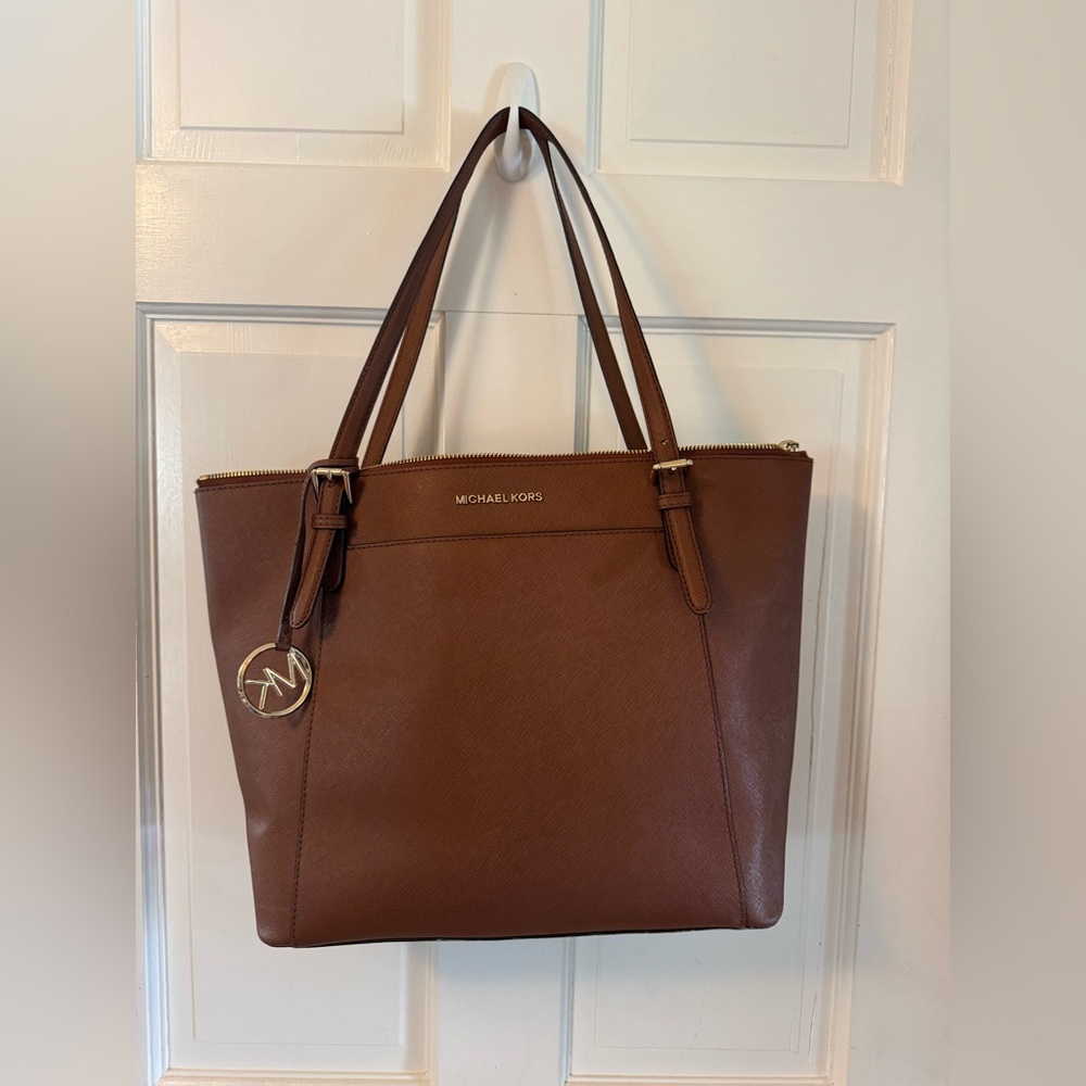 Michael Kors jet set saffiano leather tote great condition